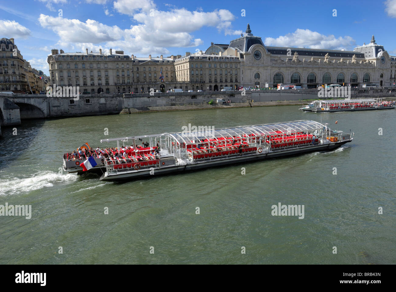 Musse d'Orsay , con el paso de embarcaciones turísticas hacia arriba y hacia abajo el río Sena en la hermosa ciudad de París, Francia. Foto de stock