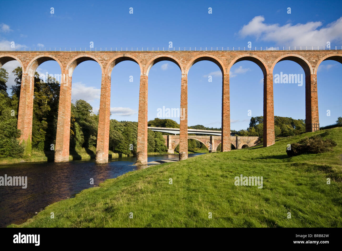 Leaderfoot viaducto ferroviario sobre el río Tweed cerca de Melrose. Foto de stock