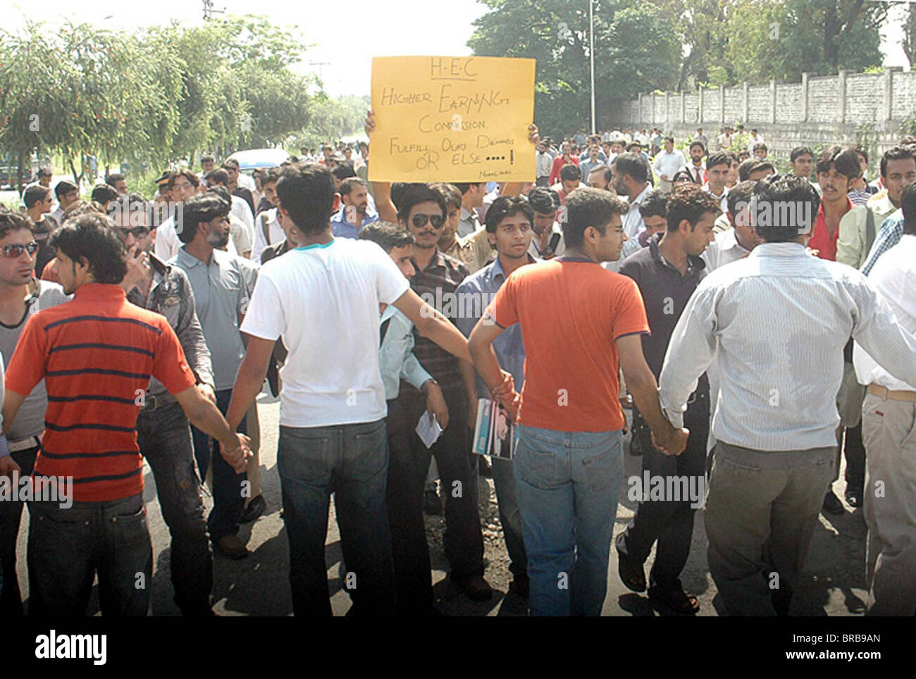 Los estudiantes de la Universidad Nacional de Lenguas Modernas (NUML) están protestando contra la Comisión de Enseñanza Superior durante Foto de stock