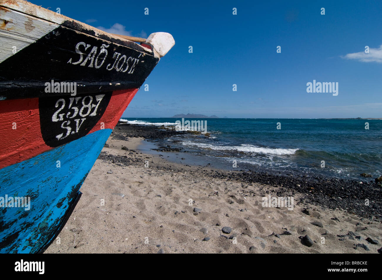 Barco de madera en Sandy Beach, São Vicente, Cabo Verde, el Atlántico Foto de stock
