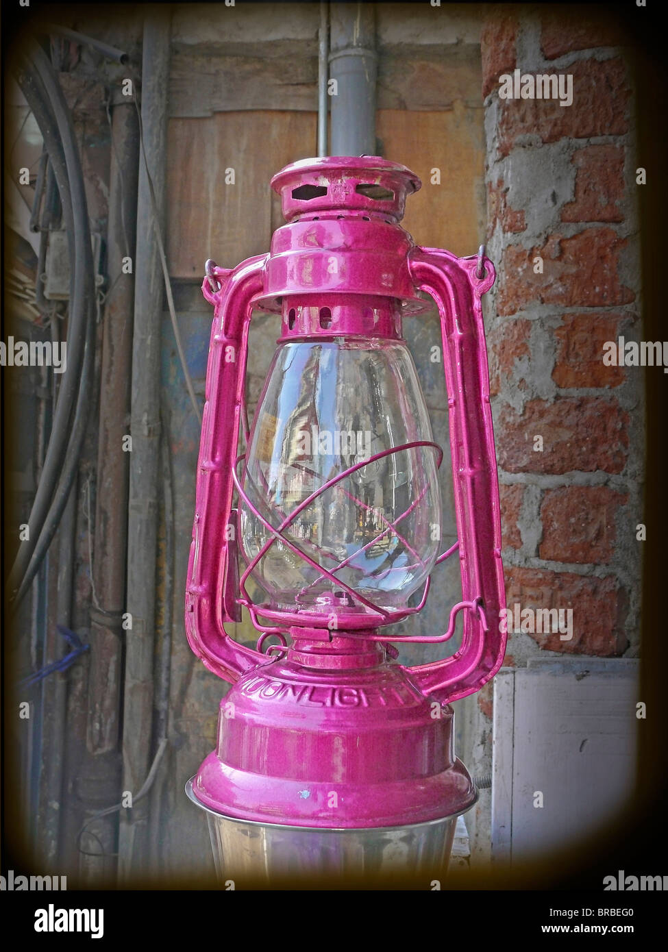 Linterna para vender linterna tipo antiguo, energía alternativa; Antique,  Kerosene; lámparas de gas, chimenea; Luz; aceite, classic, Energía; llama  Fotografía de stock - Alamy