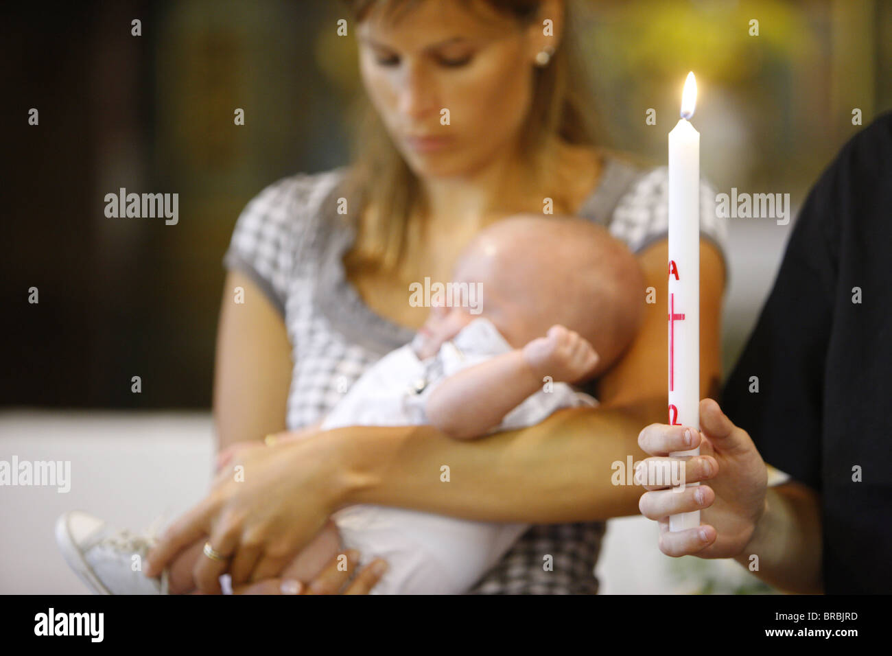 Baptism candle fotografías e imágenes de alta resolución - Alamy