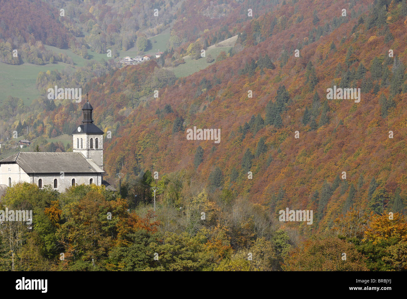 Iglesia de montaña, La Baume, Haute Savoie, Francia Foto de stock