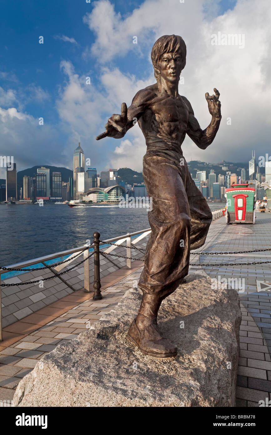 La estrella del cine de kung fu Bruce Lee estatua, la Avenida de Las Estrellas, Tsim Sha Tsui, Kowloon, Hong Kong, China Foto de stock