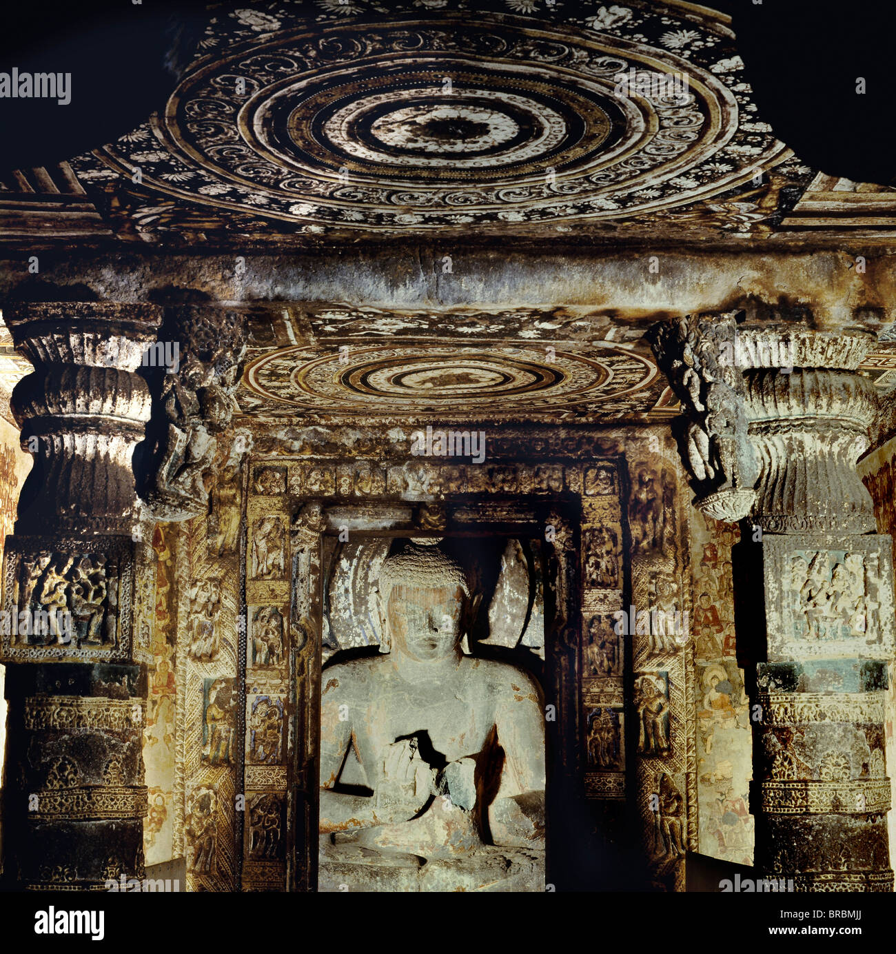 Detalle de Budistas de la cueva nº 2, Ajanta, Sitio del Patrimonio Mundial de la UNESCO, Maharashtra, India Foto de stock