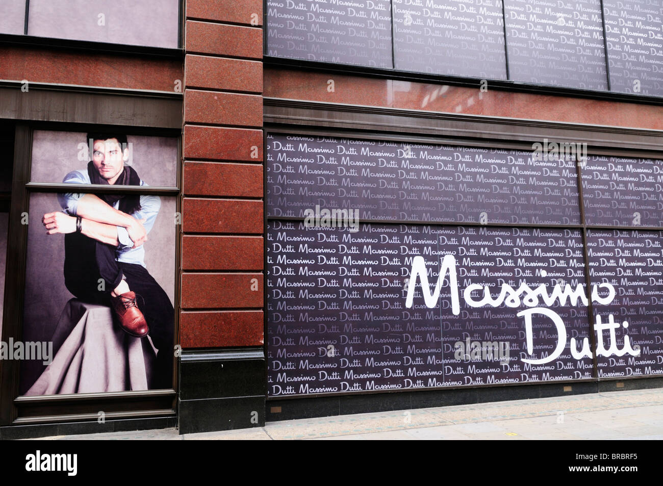 Massimo Dutti ropa fashion shop tienda billboard póster, Londres, Inglaterra,  Reino Unido Fotografía de stock - Alamy