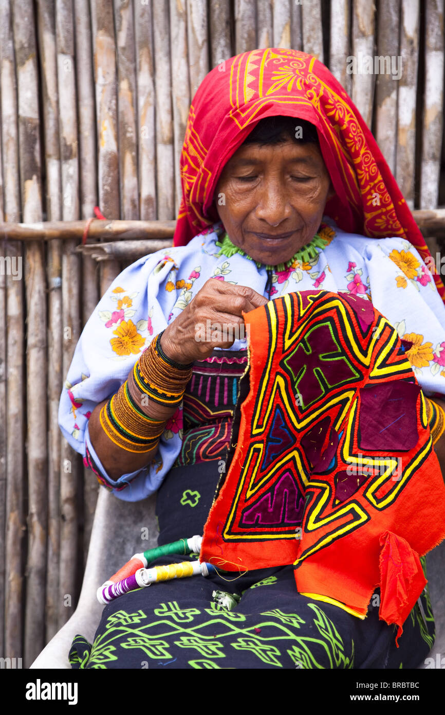 Mujer Kuna coser una mola, las Islas de San Blas, Panamá, América