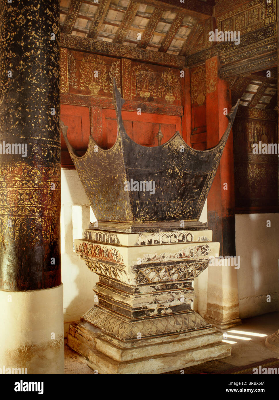 La predicación de silla, Wat Pong Yang Kok, un ejemplo clásico de Lanna Thai (Norte) artesanía y arquitectura Lampang, Tailandia Foto de stock