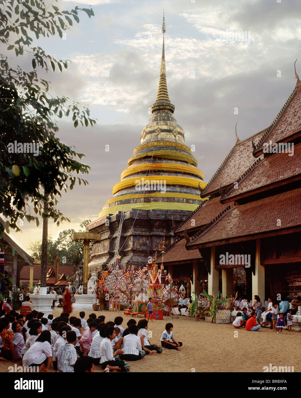 Open-sided Wihaan durante el festival de Wat Phra That Luang, Lampang, Tailandia Foto de stock