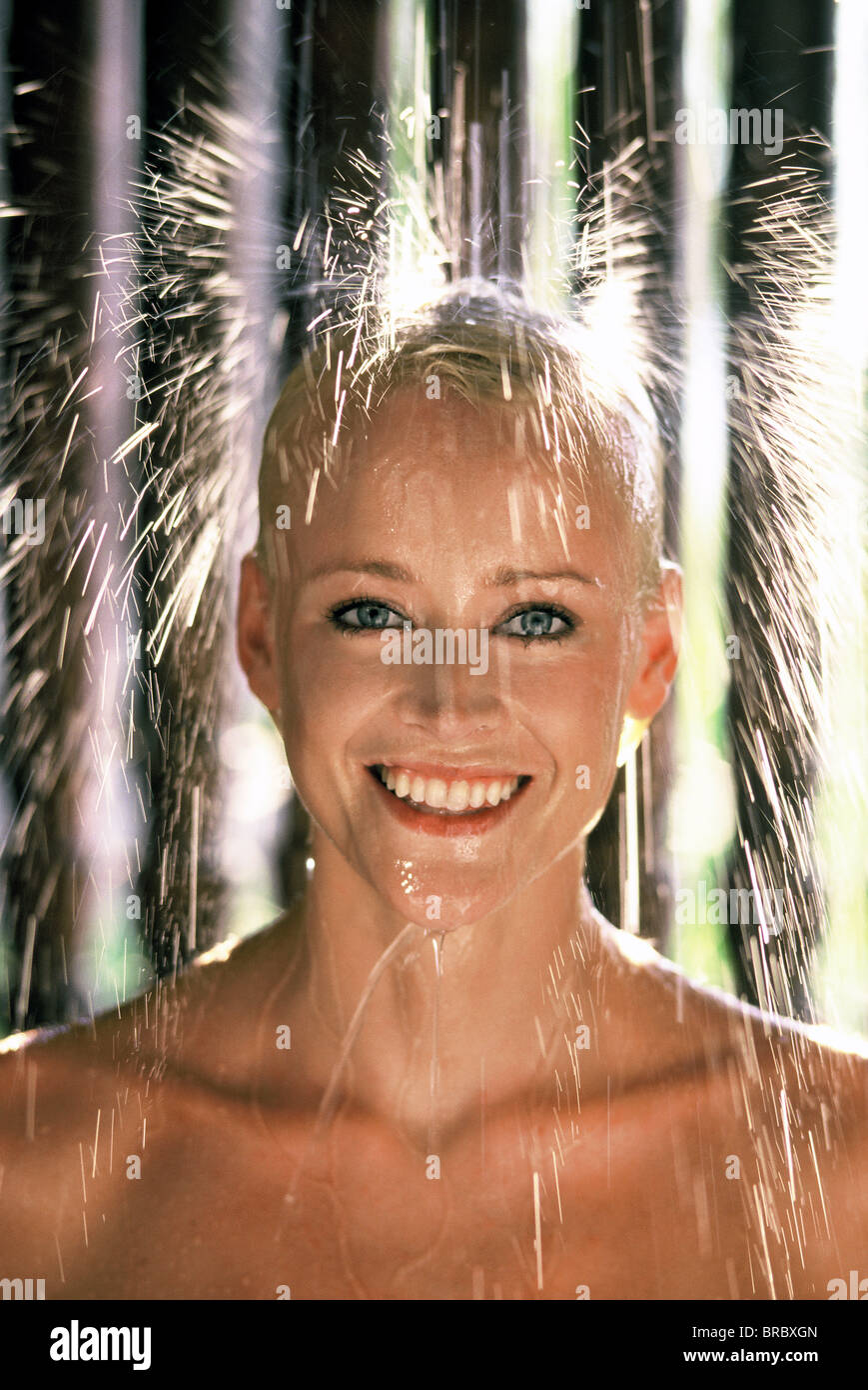 Chica bajo la ducha Foto de stock