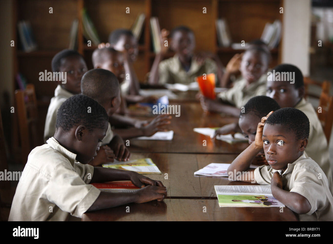 Los niños de la escuela en la biblioteca, Lomé, Togo, al oeste de África. Foto de stock