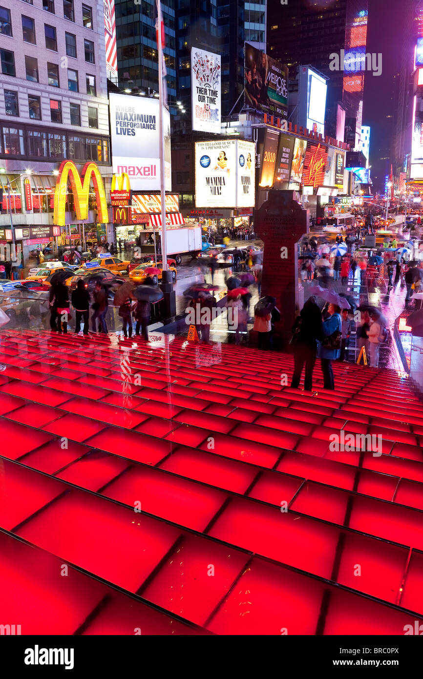 Las luces de neón en una noche lluviosa, Times Square, Manhattan, Ciudad de Nueva York, Nueva York, EE.UU. Foto de stock