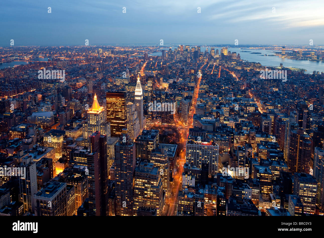Vista elevada de Mid-town Manhattan al anochecer, la ciudad de Nueva York, Nueva York, EE.UU. Foto de stock