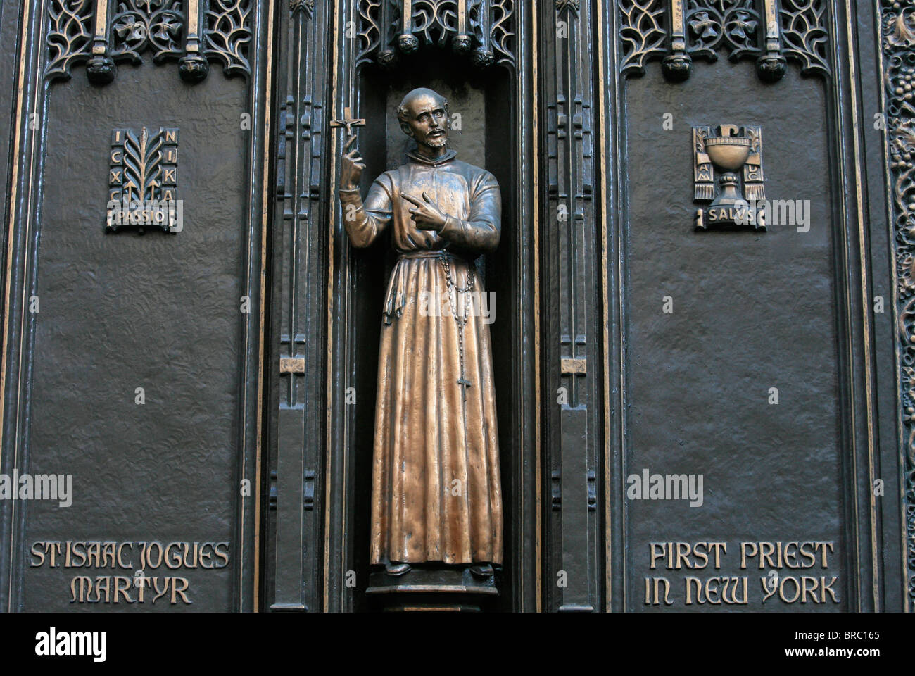 Puerta delantera escultura de San Isaac Jogues, Nueva York, el primer sacerdote católico, la Catedral de San Patricio, Nueva York, EE.UU. Foto de stock