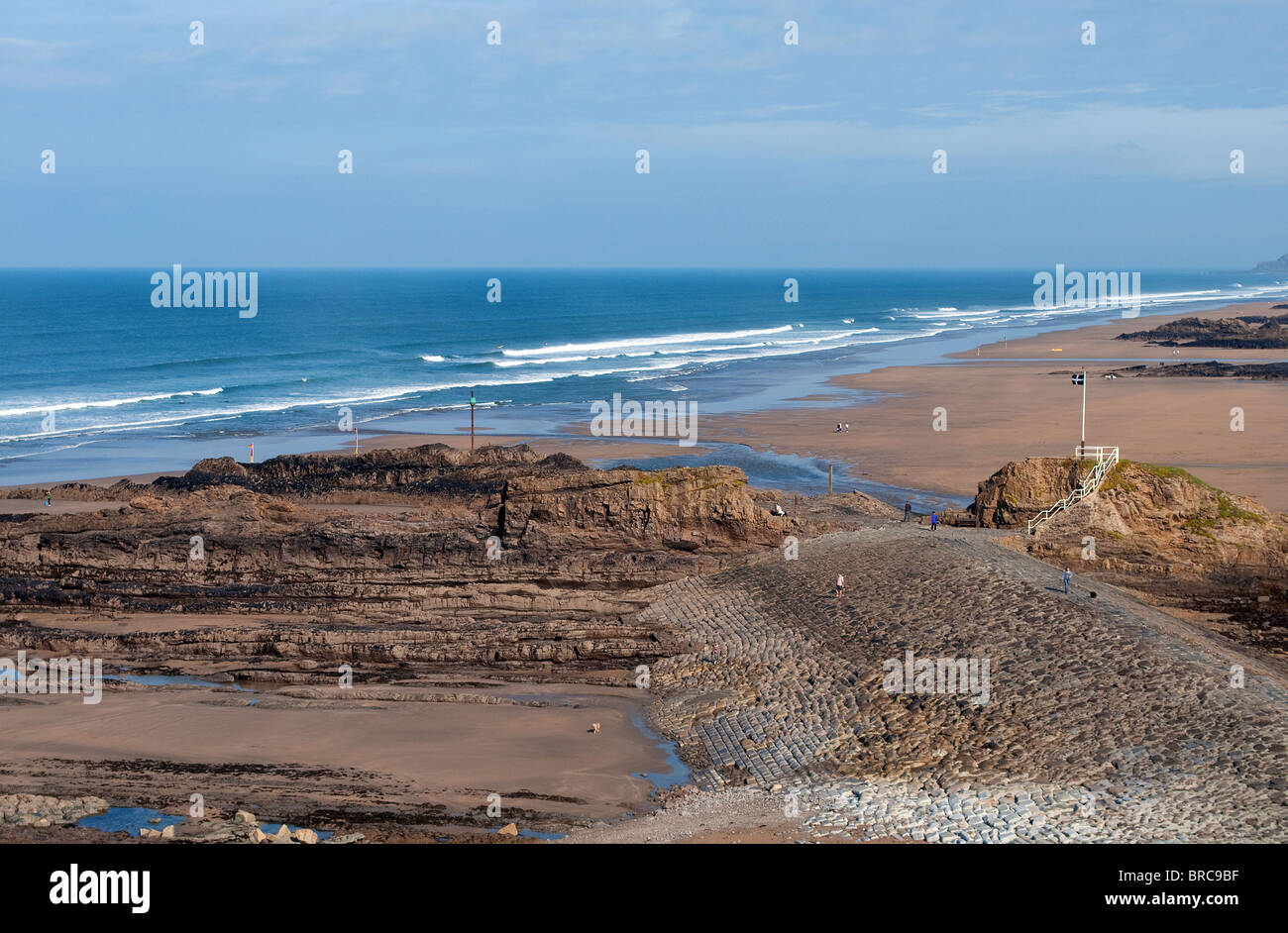 El rompeolas en playa, summerleaze bude, Cornualles, en el reino unido Foto de stock