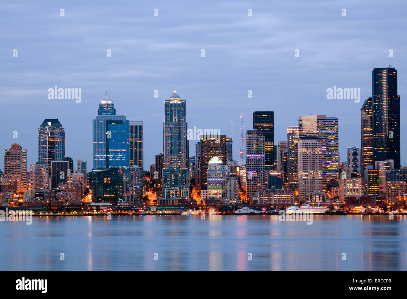 El horizonte de Seattle, Washington, EE.UU. Los edificios a lo largo de waterfront en penumbra. Foto de stock