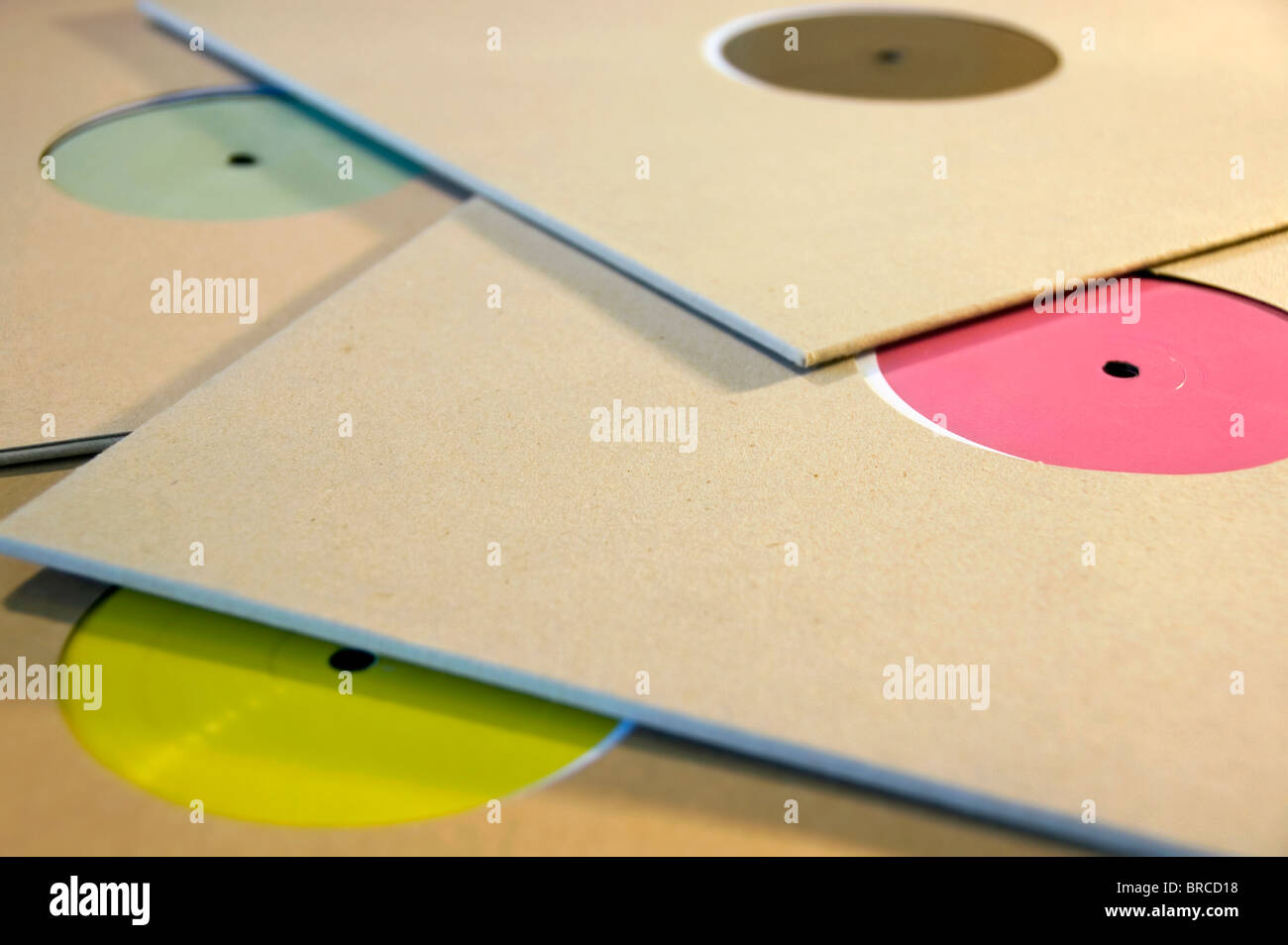 Pila de discos de música de vinilo funda de cartón con coloridas etiquetas en blanco. Foto de stock