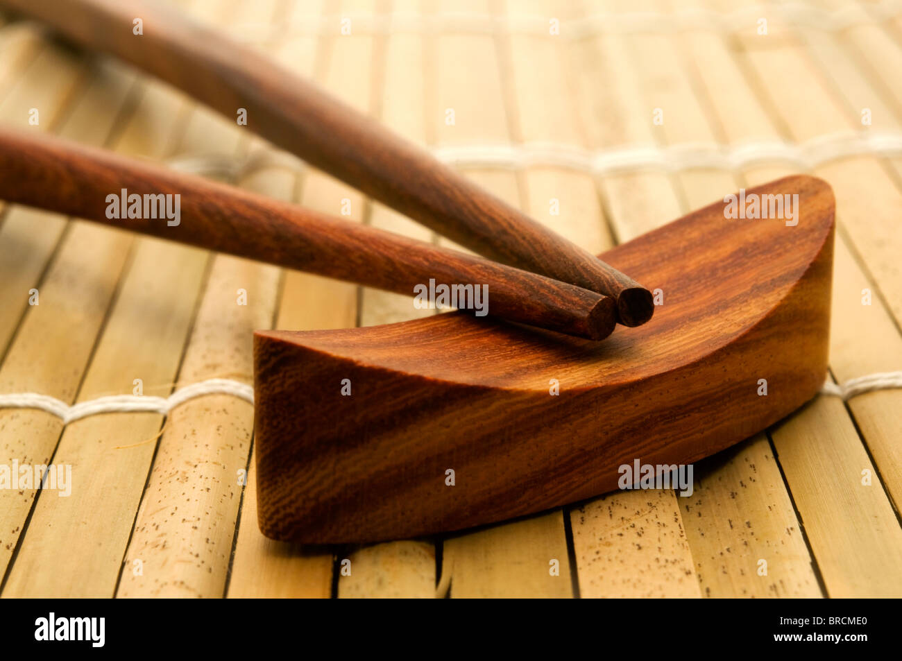 Primer plano de los palillos japoneses en un palillo resto Foto de stock