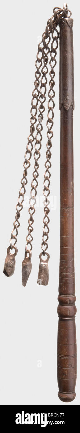 Un látigo de cadena alemana, siglo 16/17 Tres cadenas forjadas con  colgantes de forma variusamente fijados a un ojal giratorio en una boquilla  de hierro escasamente cortada. Eje de madera girado. Longitud