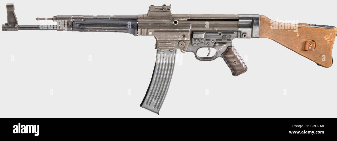 Un mod Sturmgewehr / rifle de asalto. 44 (MP 44 o StG 44), código 'wj 45', calibre 8 x 33, n.o 4635. Números coincidentes. 30 rondas. Una sola opción: Fuego continuo o ráfaga de fuego. Izquierda en la carcasa marcada como "MP 44", en la revista bien estampada "4635 G/45" en la parte inferior "wj" con águila/'WaA623' = HASAG Hugo Schneider AG, Oberweißbach/T. fábrica. Varios códigos adicionales con sellos de aceptación waa de proveedores. Acabado de superficie mixta de la última fase de producción de 1945: Carcasa con fosfatante oscuro, protección de manos y marco de agarre en blued. Arma sin película de óxido, etc., sólo desgaste y almacenamiento, Foto de stock