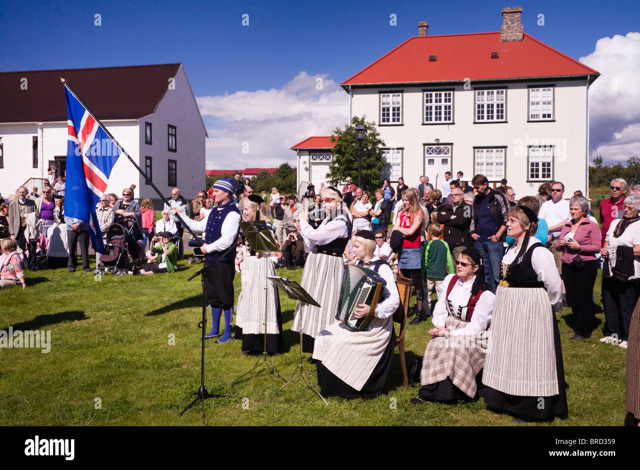 La música tradicional que está siendo jugado en Arbaejarsafn museo al aire  libre, personas vestidas con los trajes tradicionales de Islandia.  Reykjavik Islandia Fotografía de stock - Alamy