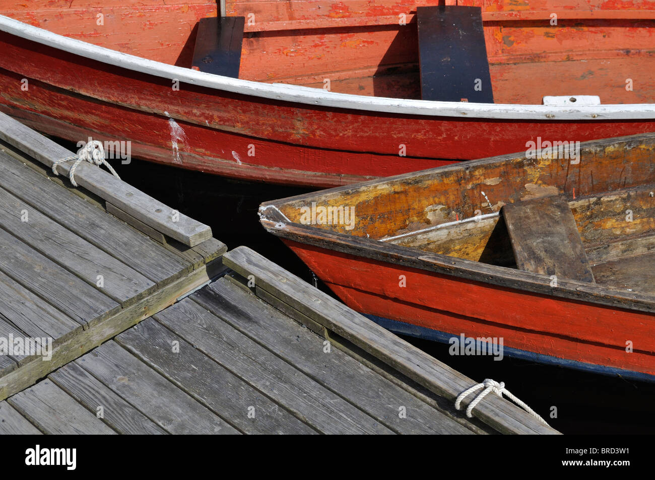 Coloridos botes de remo en el muelle de Rockport Harbor, Massachusetts Foto de stock