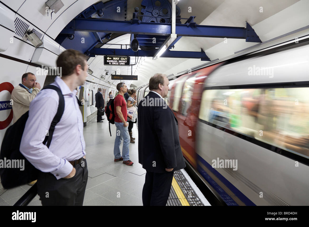 Esperando el tren en tubo de Metro de Londres. Foto de stock