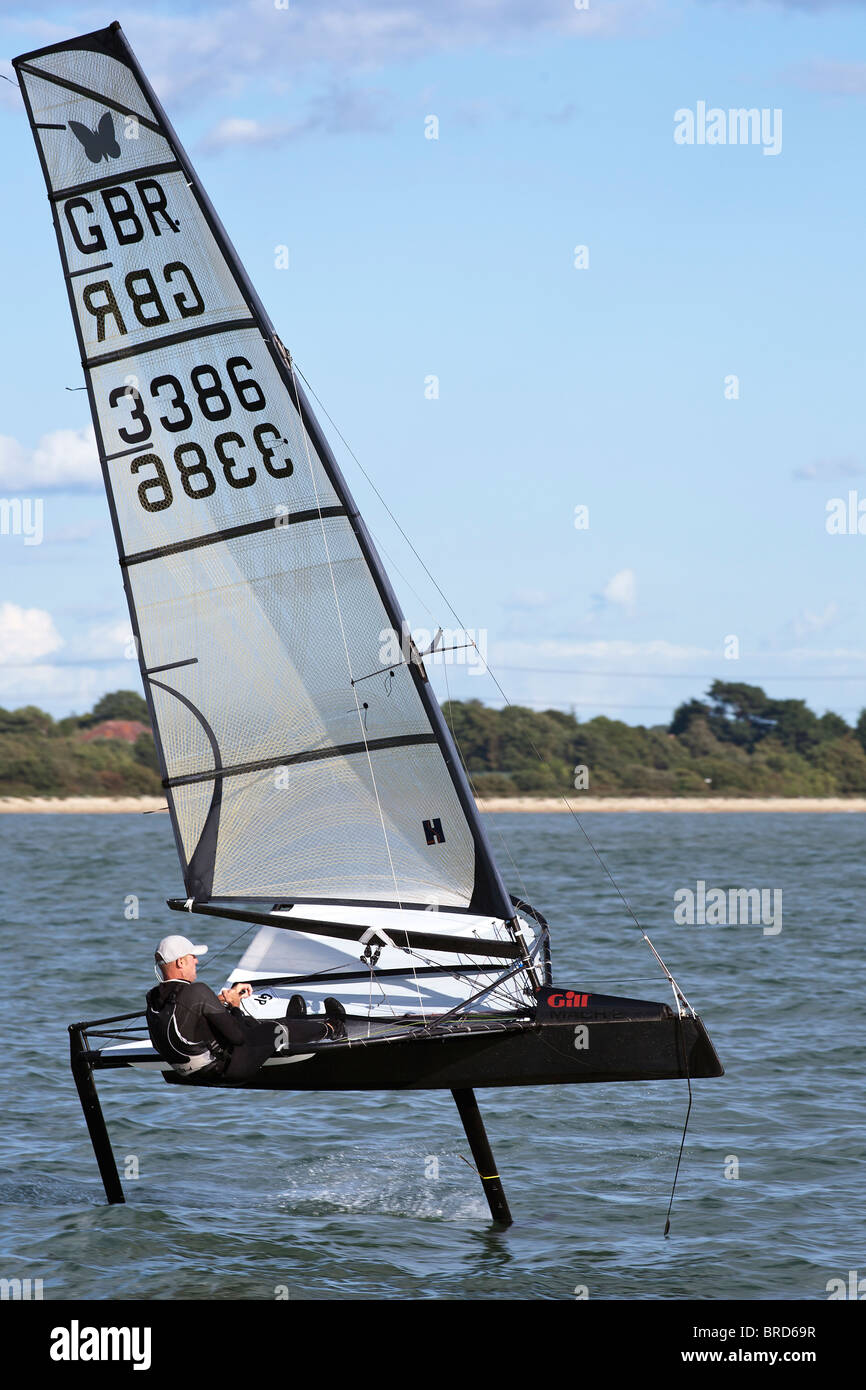 Frustrar la vela Bote Hydrofoil Moth rápida velocidad en 10 nudos de viento  Fotografía de stock - Alamy