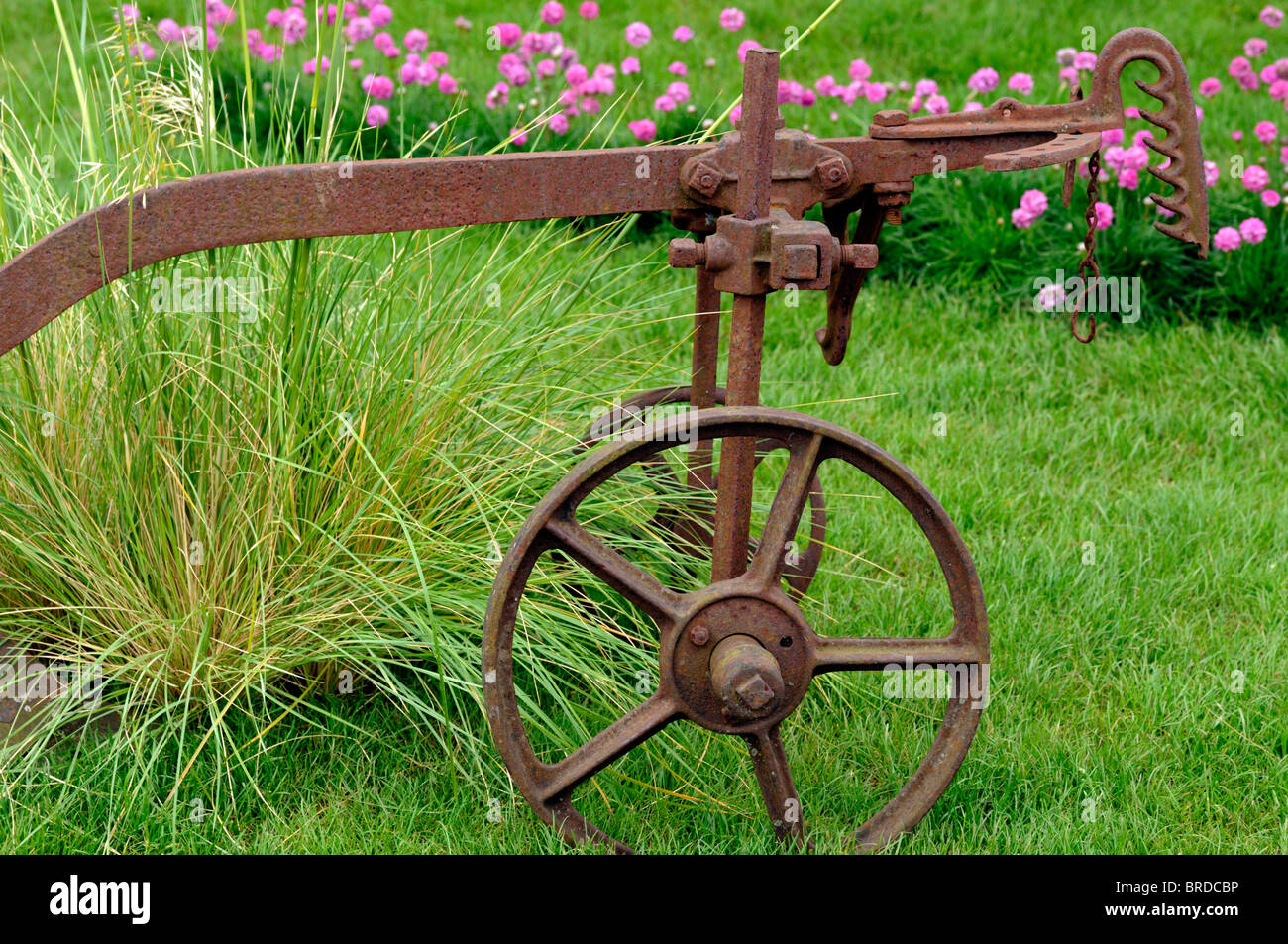 Cubierta de óxido antiguo cubierto de color de color de arado vintage retro  antigua maquinaria agrícola implementos agrícolas Fotografía de stock -  Alamy