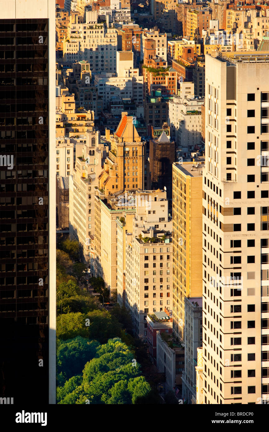 El borde sureste del Parque Central y los edificios a lo largo de la quinta avenida en Manhattan, Nueva York, EE.UU. Foto de stock