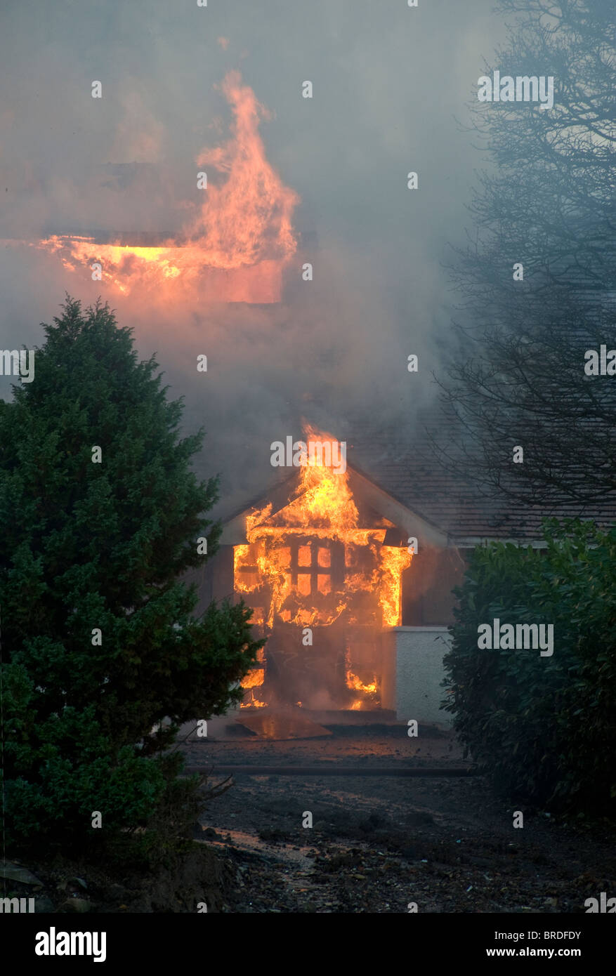 Incendio en una casa vacía, Newton Mearns, Glasgow Foto de stock