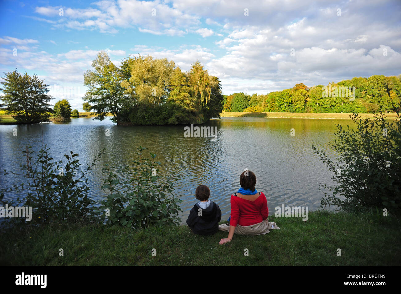 Les Mesnuls Francia Yvelines madre e hijo descansando en la orilla Foto de stock