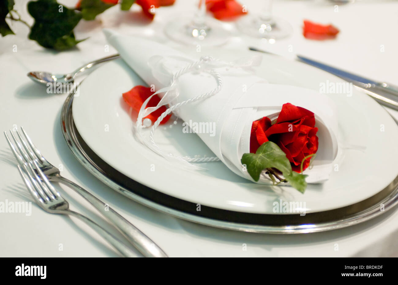 Cubiertas de banquetes con decoraciones festivas Foto de stock
