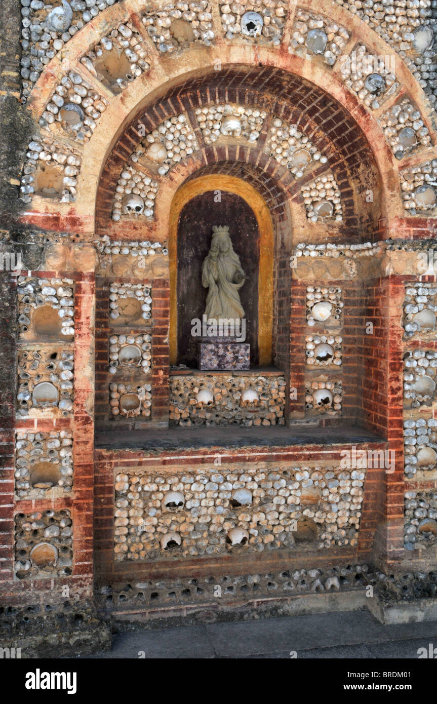 Altar o santuario realizados desde los huesos de 1000 monjes fuera de la catedral de Velha, Faro, Portugal Foto de stock