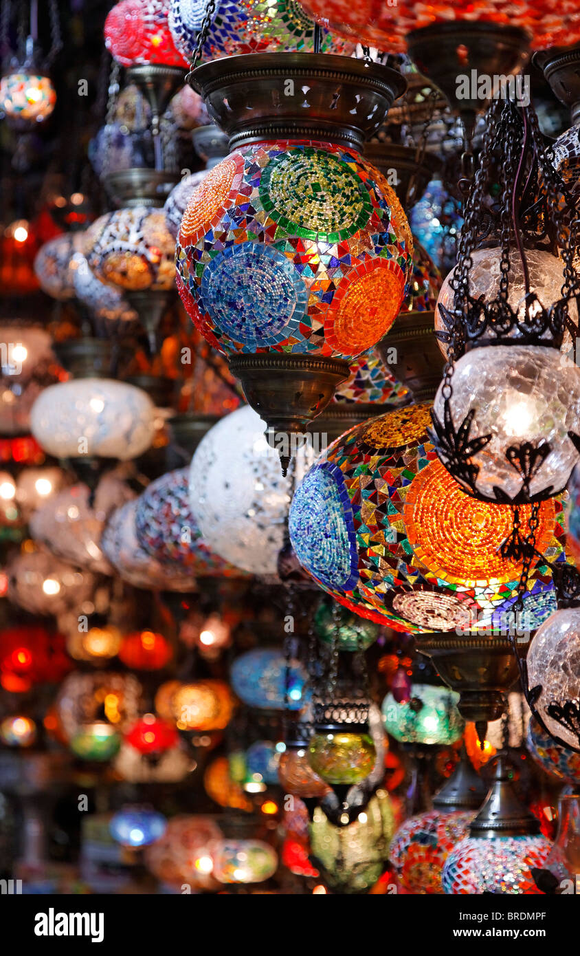 Pantalla de fabricación de lámparas dentro del Gran Bazar, Estambul,  Turquía Fotografía de stock - Alamy
