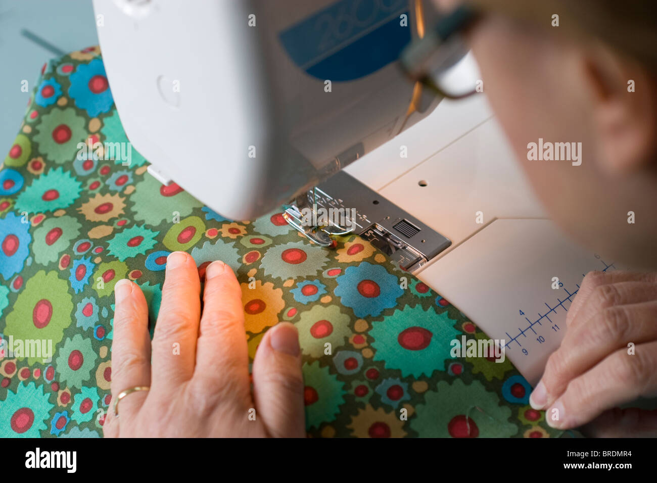 Costurera cosiendo a máquina de coser Foto de stock