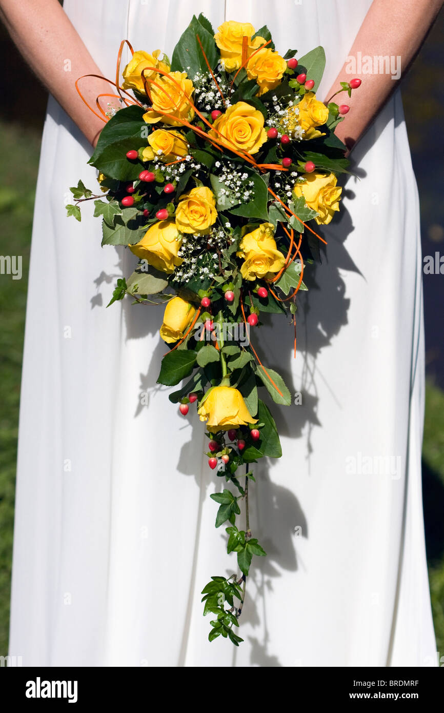 Bouquet de boda con rosas amarillas, celebrada por la novia Fotografía de  stock - Alamy
