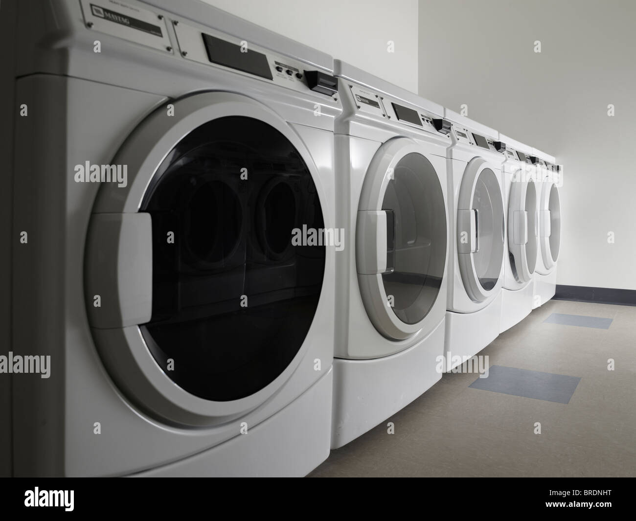 Máquinas de lavar ropa en una lavandería en Nueva York el viernes
