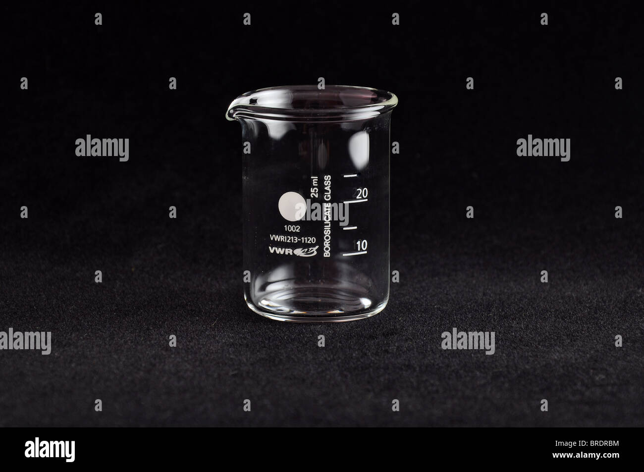 Vaso de medición de vidrio transparente 25ml negro de fondo perfecta  iluminación lateral blando Fotografía de stock - Alamy
