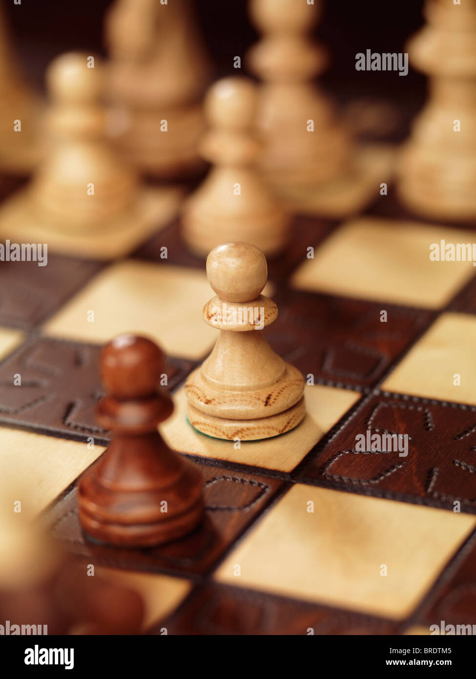 Dos peones en un tablero de ajedrez Foto de stock