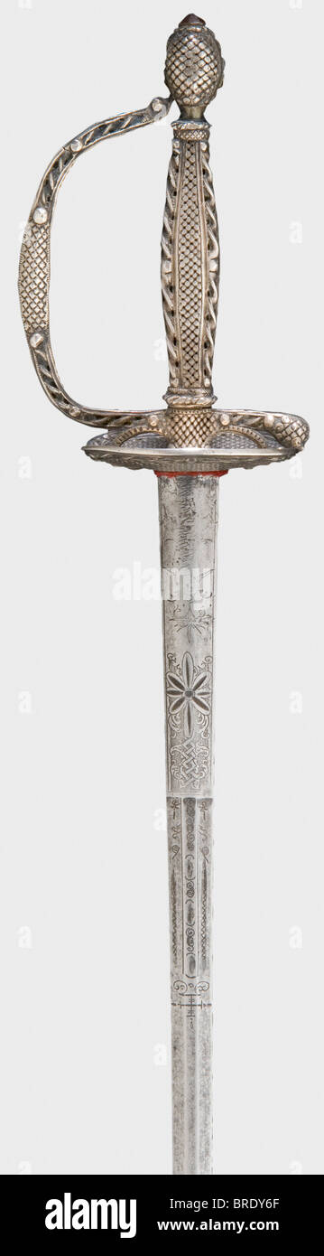 Una espada pequeña francesa de hoja plateada, París, 1783 hoja de empuje de  doble filo de sección hexagonal aplanada y con diseños ornamentales  grabados en el forte en forma de estrella. Empuñadura