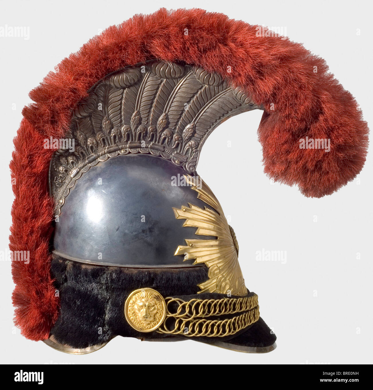 Un casco modelo 1820 para un trompetista, de los Gardes du Corps du Roi un cráneo tombac de una pieza, turbante de piel de junco, una gran placa de rayos solares con un revestimiento Medusa-cabeza y con el lema 'Nec pluribus impar'. Escudo plateado del casco en relieve fino con un cepillo de crin rojo. Correa metálica con dorso de terciopelo sobre rosetas de cabeza de león. Forro marrón de la correa de cuero (marcas de desgaste). Altura 40 cm. Reproducción coleccionista de gran calidad utilizando numerosas piezas originales. Histórico, histórico, siglo 19, restaurante francés, Francia, francés, militaria, objeto, objetos, , Foto de stock