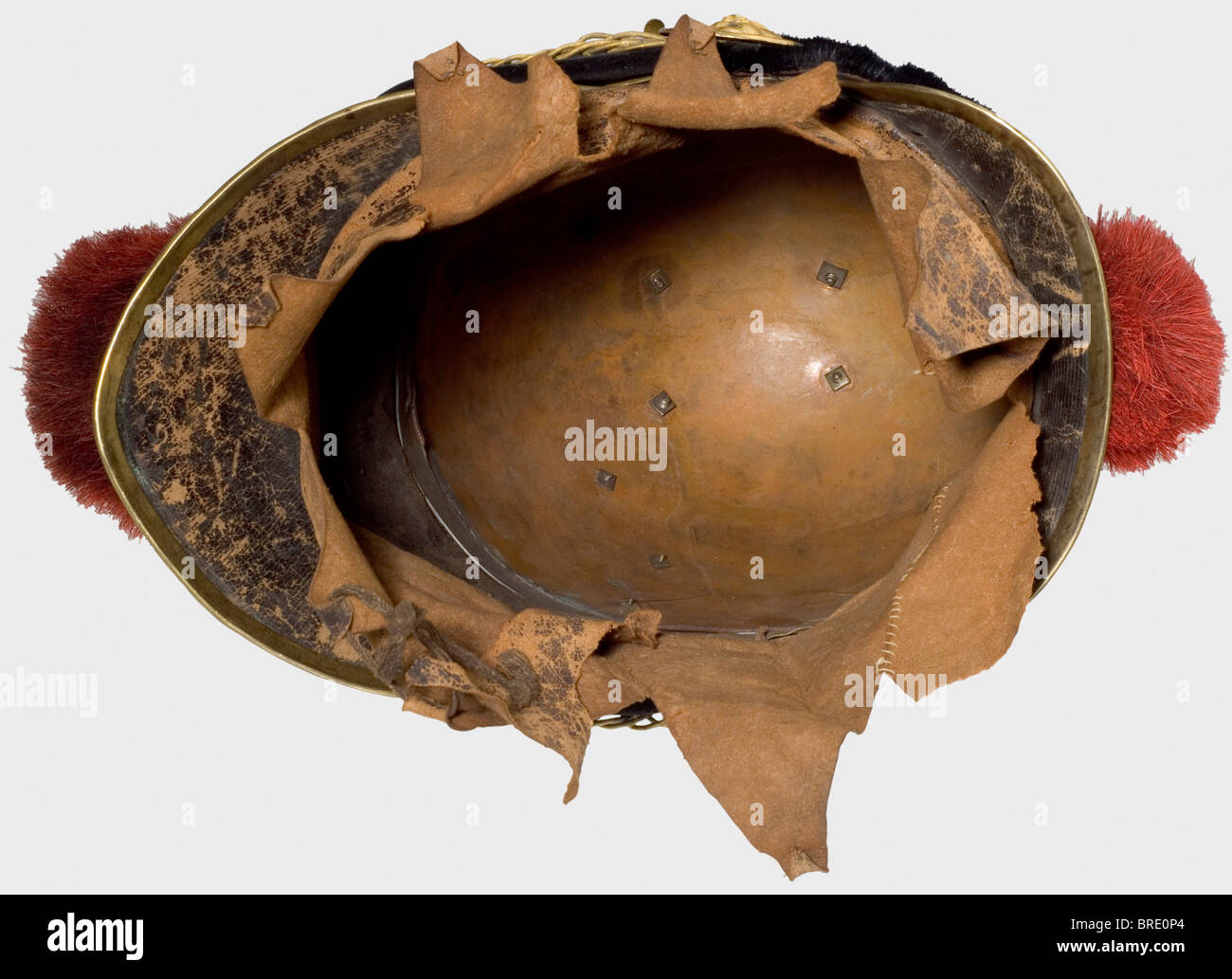 Un casco modelo 1820 para un trompetista, de los Gardes du Corps du Roi un cráneo tombac de una pieza, turbante de piel de junco, una gran placa de rayos solares con un revestimiento Medusa-cabeza y con el lema 'Nec pluribus impar'. Escudo plateado del casco en relieve fino con un cepillo de crin rojo. Correa metálica con dorso de terciopelo sobre rosetas de cabeza de león. Forro marrón de la correa de cuero (marcas de desgaste). Altura 40 cm. Reproducción coleccionista de gran calidad utilizando numerosas piezas originales. Histórico, histórico, siglo 19, restaurante francés, Francia, francés, militaria, objeto, objetos, , Foto de stock