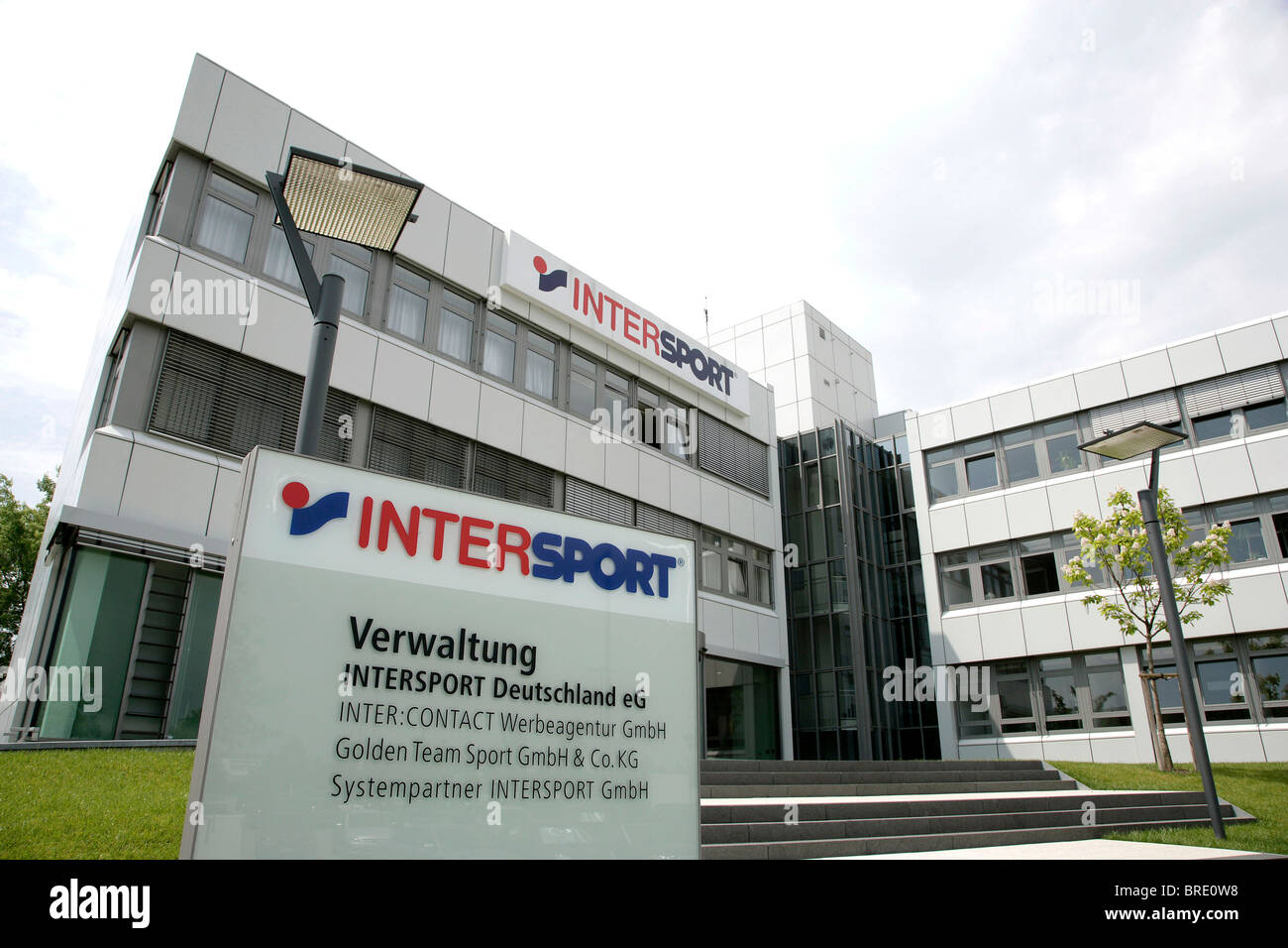 Sede de Intersport Deutschland eG, unión de comerciantes especializados independientes para equipos deportivos, en Foto de stock