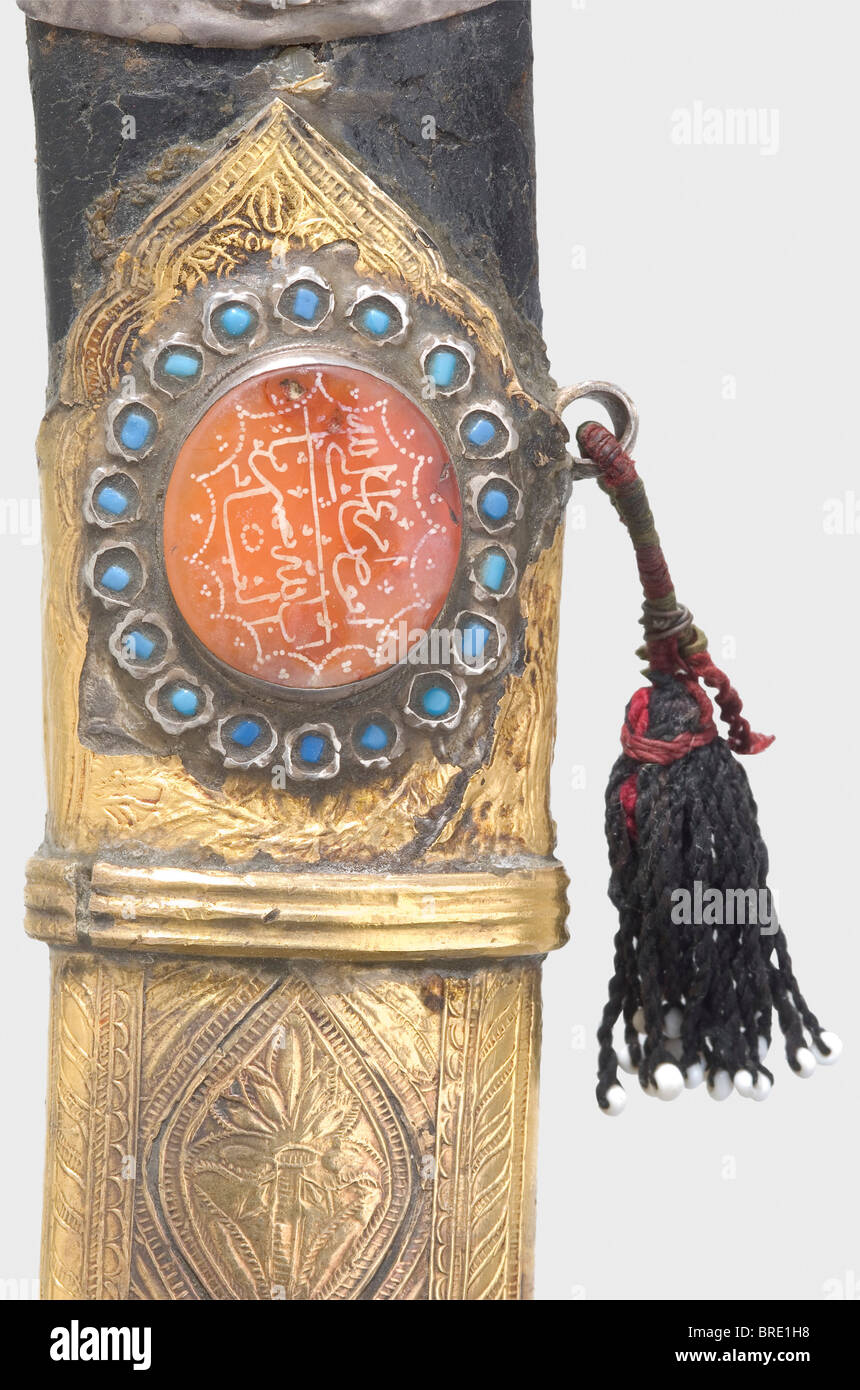 Un shamshir árabe Saudita montado en oro, alrededor de 1900 lisas hojas de  lana de un solo filo, de Damasco, con pillones revestidos de oro y  perchados. Tres cadenas decorativas conectadas al