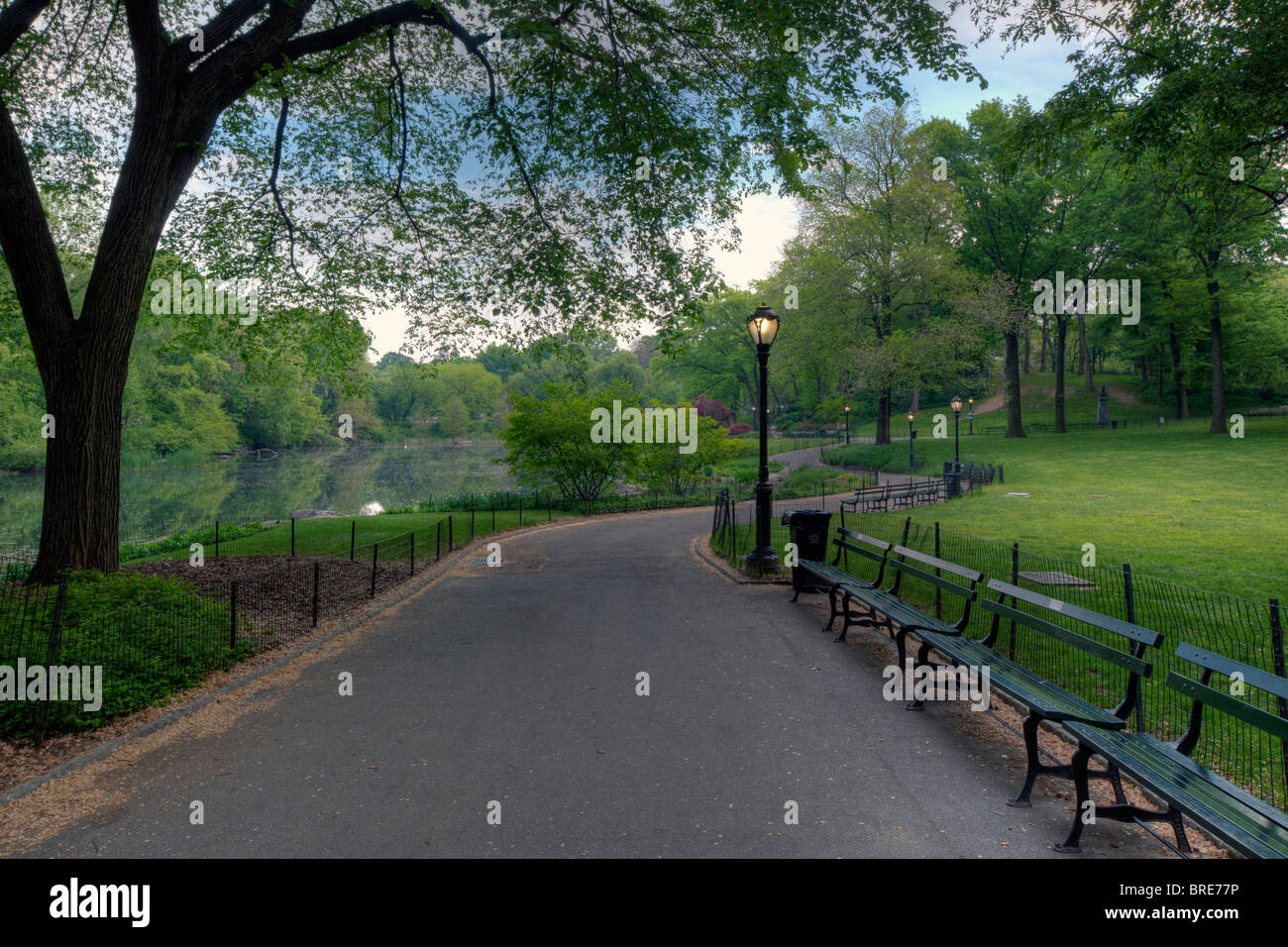 Temprano en la mañana en la acera en Central Park. Foto de stock
