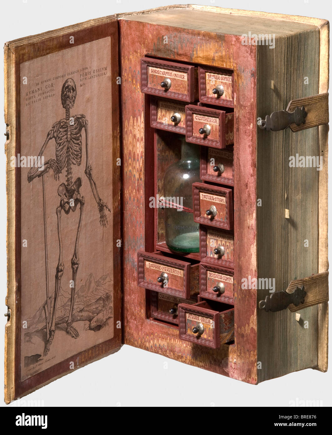 Un libro hueco usado como gabinete secreto del veneno, Historia, estilo del  siglo 17 Con la cubierta original, finamente realzada del pergamino.  Cierres de libro intactos, las páginas pegadas a una pieza