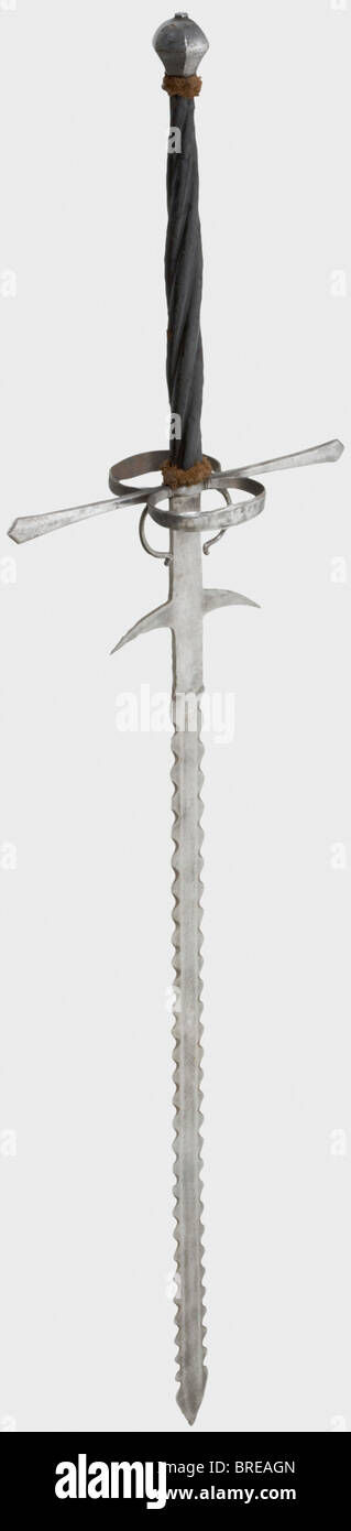 Una espada alemana de dos manos, a mediados del siglo 16 hoja ondulada de  doble filo, ligeramente más amplia en el punto. Ricassos pronunciados con  ganchos para casar ligeramente curvados en ambos