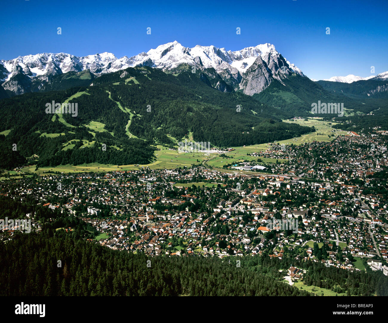 Fotografía aérea, Garmisch-Partenkirchen, Werdenfelser Land, Werdenfels, Wetterstein, Gama Alta Baviera, Alemania, Europa Foto de stock