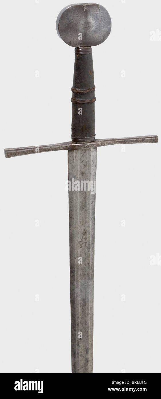 Una espada alemana de mano y media espada, Passau, a mediados del siglo  XIV, una hoja pesada de doble filo de sección hexagonal aplanada y fullers  poco profundos a ambos lados de